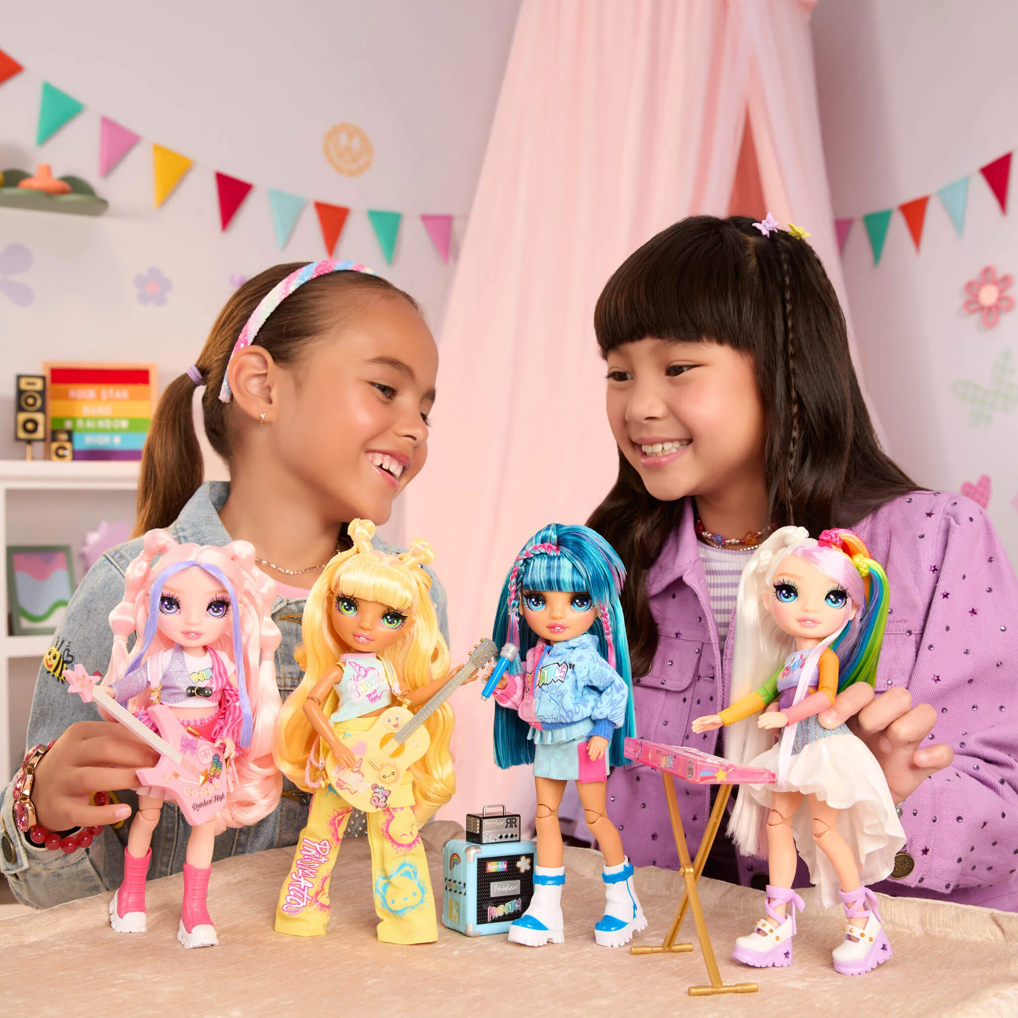 114-rainbow-high-jr-high-rock-band-bella-pink-9-fashion-doll-6.webp Rainbow High Jr High Rock Band - Bella, Pink 9” Fashion Doll